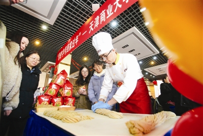 《中老年时报》、《今晚报》、津云客户端报道我校举办“带老字号回家过年”专场活动